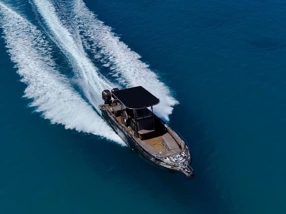 A speedboat crossing the lagoon, seen from above